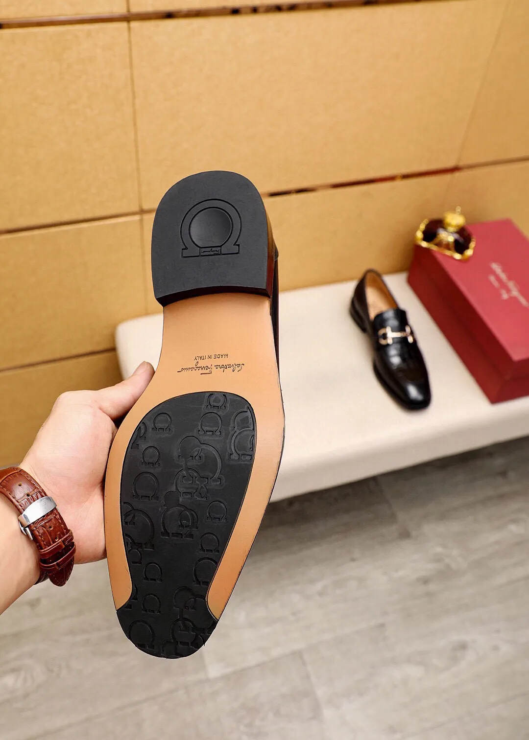 Men's shoes 💰460 💐 Product trademark: Ferragamo "Ferragamo" casual leather shoes Regular size: 38-44 (45.46.47🉑️Customized) Product materials: Selected imported first-layer calfskin embossed upper + luxury hardware buckle, imported water-dyed cow leather lining. Strong three-dimensional visual effect, original outsole color: 2 colors available